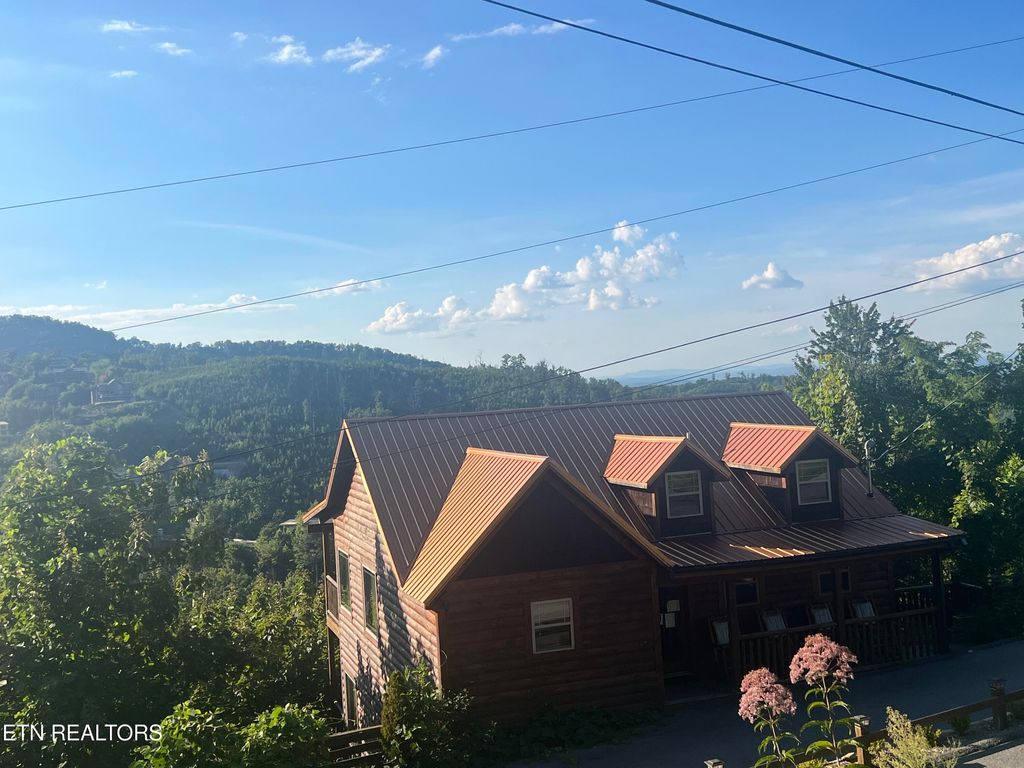 Photo of 964 Village Loop Rd, Gatlinburg, TN 37738 (MLS # 1313788)