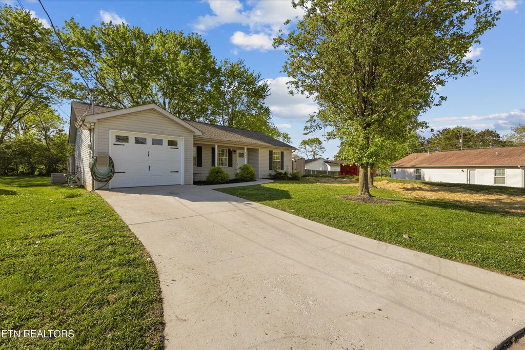 Photo of 6704 Tim Bennett Lane, Knoxville, TN 37918 (MLS # 1336351)