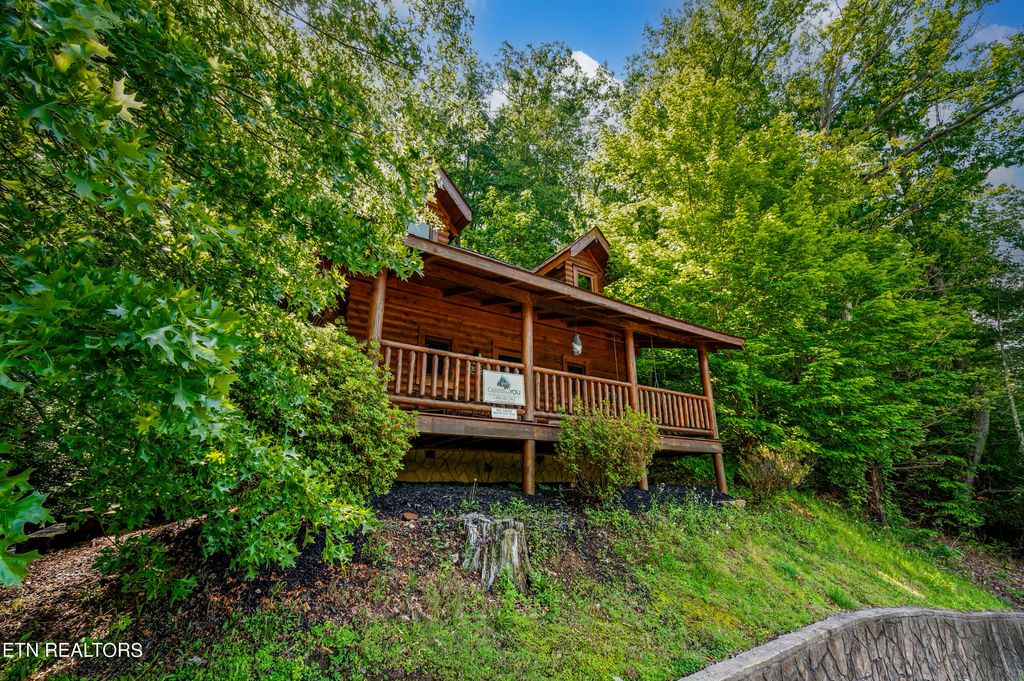 Photo of 3225 Smoky Ridge Way, Sevierville, TN 37862 (MLS # 1328407)