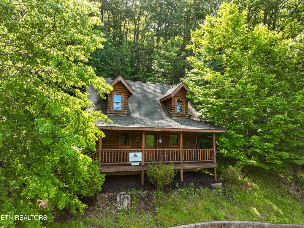 Photo of 3225 Smoky Ridge Way, Sevierville, TN 37862 (MLS # 1328407)
