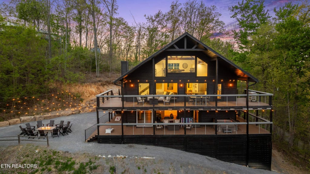Photo of 1433 Garrett Place, Gatlinburg, TN 37738 (MLS # 1355009)
