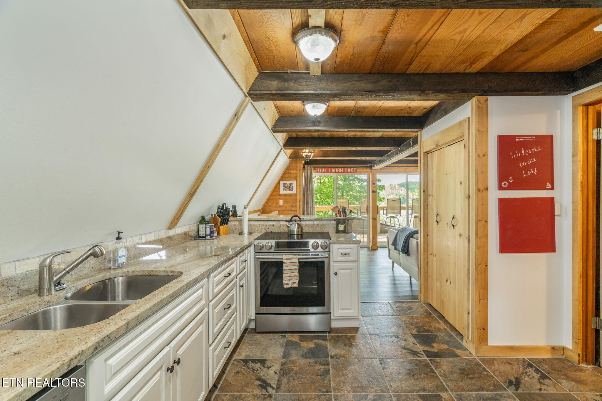 939 Flat Hollow Marina Rd