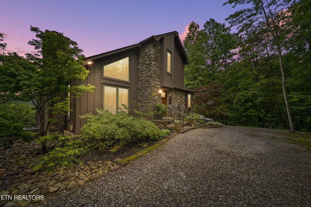 Photo of 1907 Oakwood Rd, Walland, TN 37886 (MLS # 1301942)