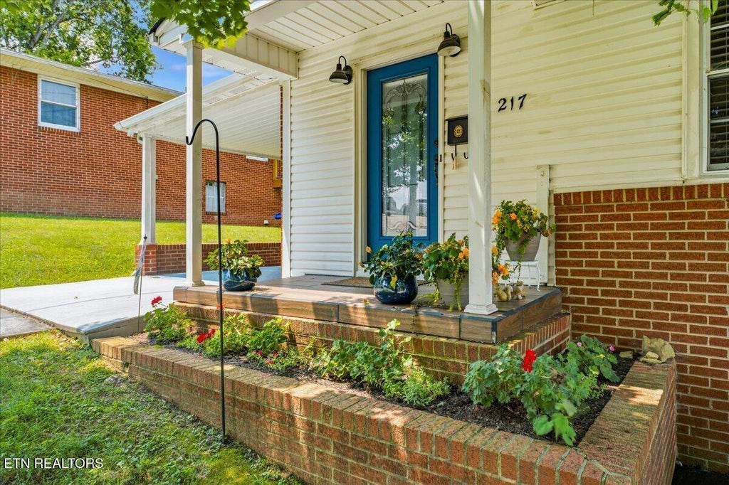Photo of 217 W Hicks St, Clinton, TN 37716 (MLS # 1349552)