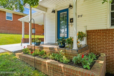 Tiny photo for 217 W Hicks St, Clinton, TN 37716 (MLS # 1349552)
