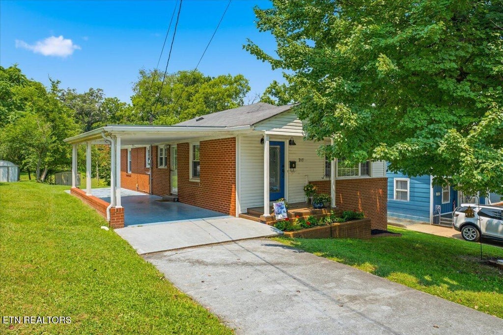 Photo of 217 W Hicks St, Clinton, TN 37716 (MLS # 1349552)