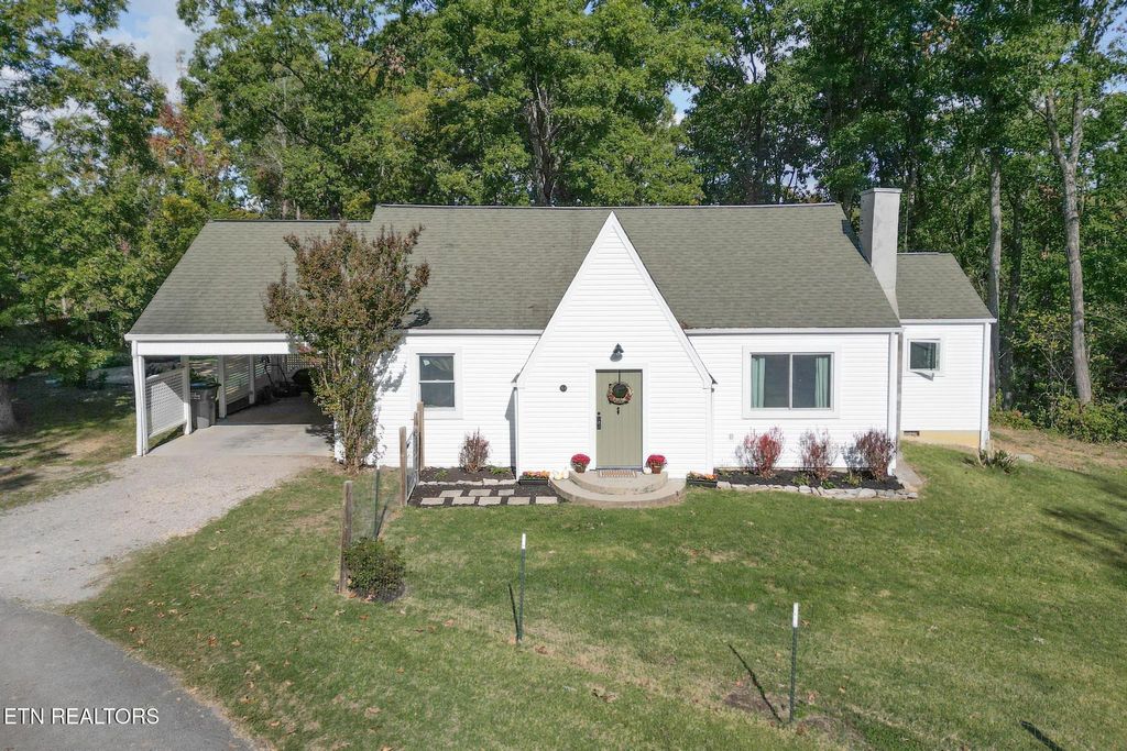 Photo of 814 Swann Rd, Dandridge, TN 37725 (MLS # 1279828)