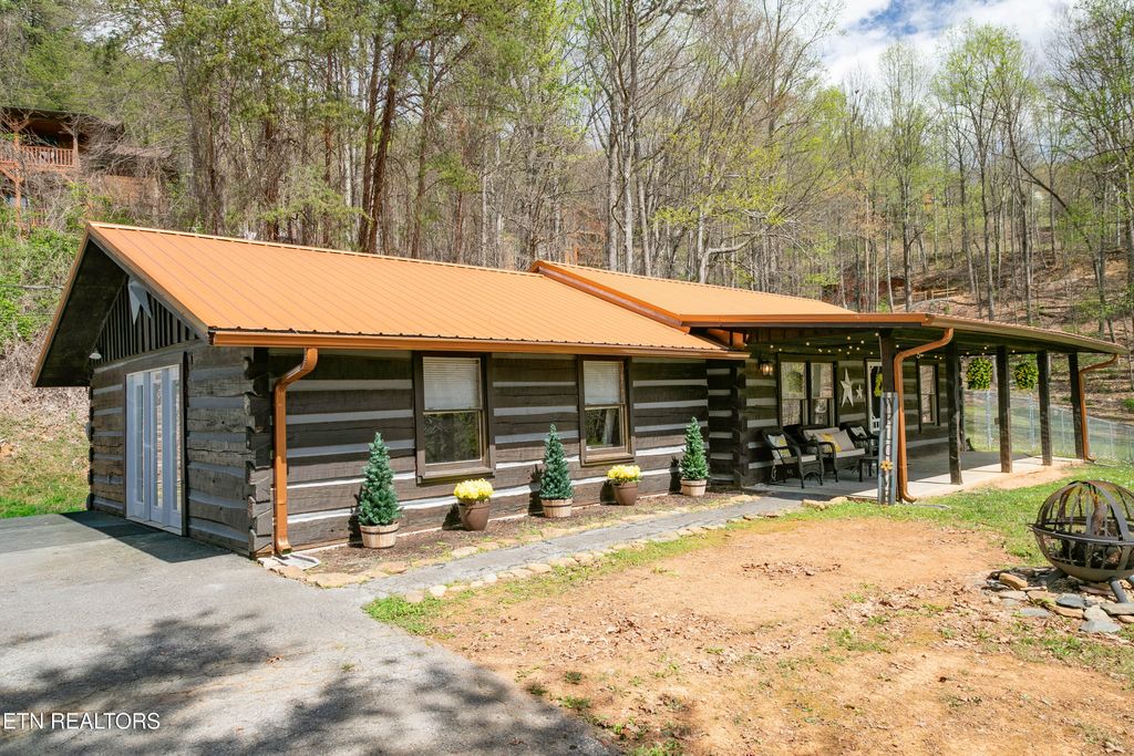 Photo of 3650 Four Seasons Lane, Sevierville, TN 37862 (MLS # 1335568)