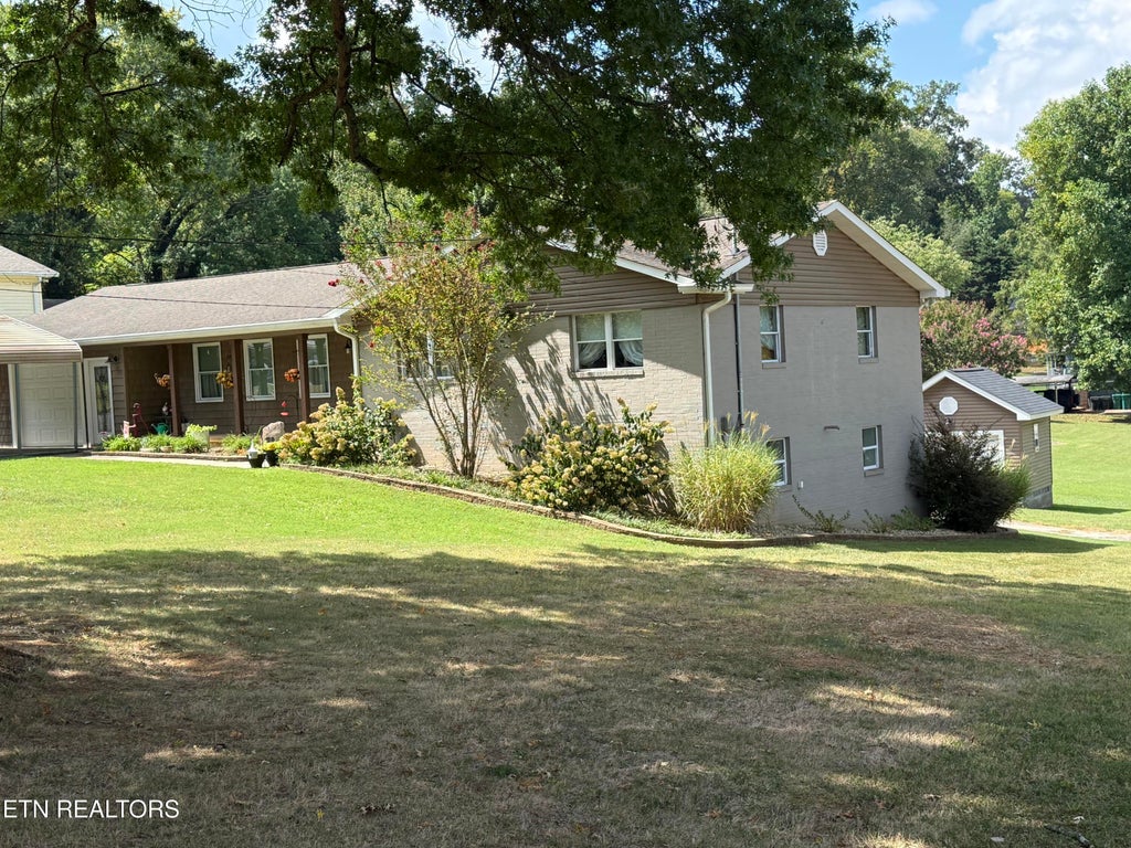 Photo of 627 Greenwood Drive, Maryville, TN 37803 (MLS # 1354161)