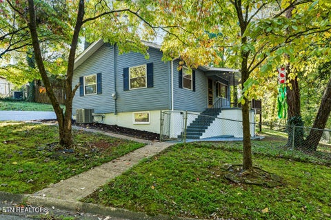 Photo of 132 Taylor Rd, Oak Ridge, TN 37830 (MLS # 1357983)