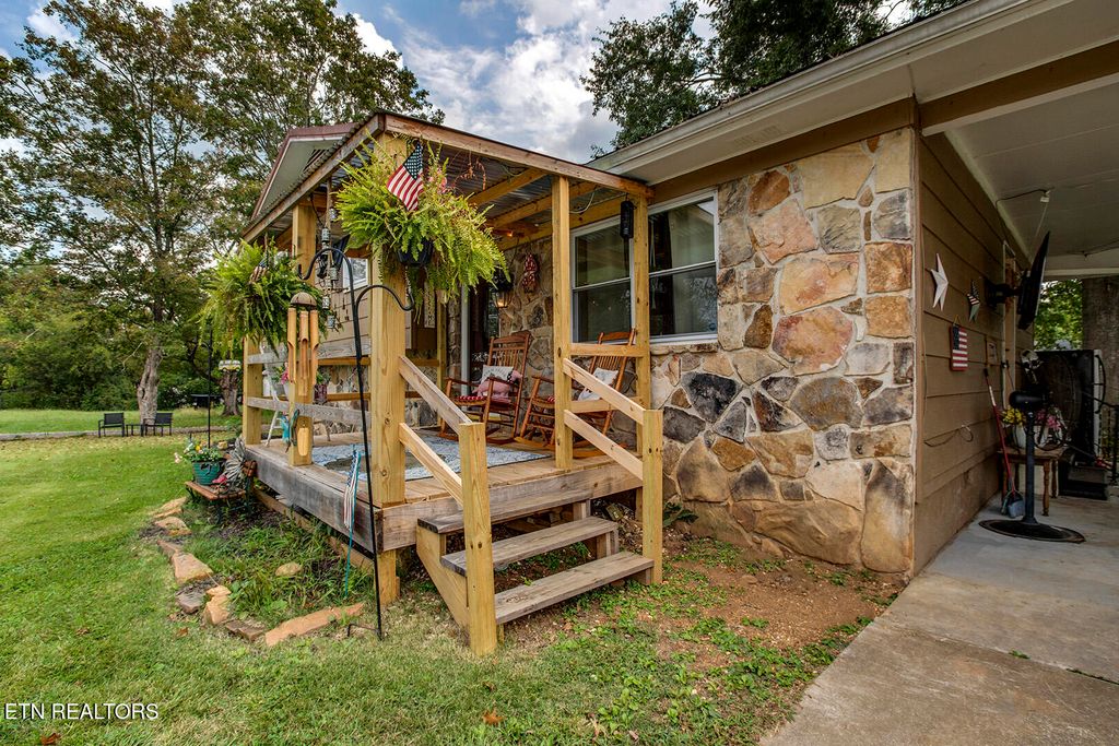 Photo of 302 Locust St, Englewood, TN 37329 (MLS # 1316746)