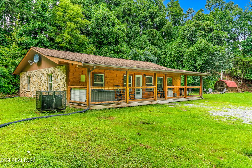 Photo of 903 Johns Branch Rd, Gatlinburg, TN 37738 (MLS # 1335101)