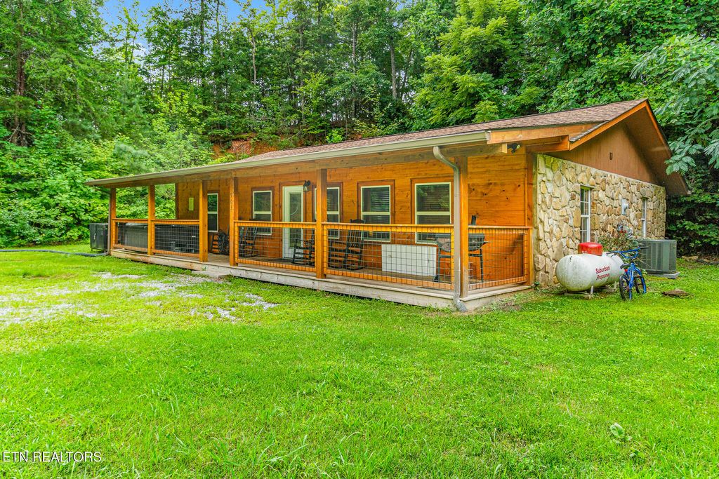 Photo of 903 Johns Branch Rd, Gatlinburg, TN 37738 (MLS # 1335101)