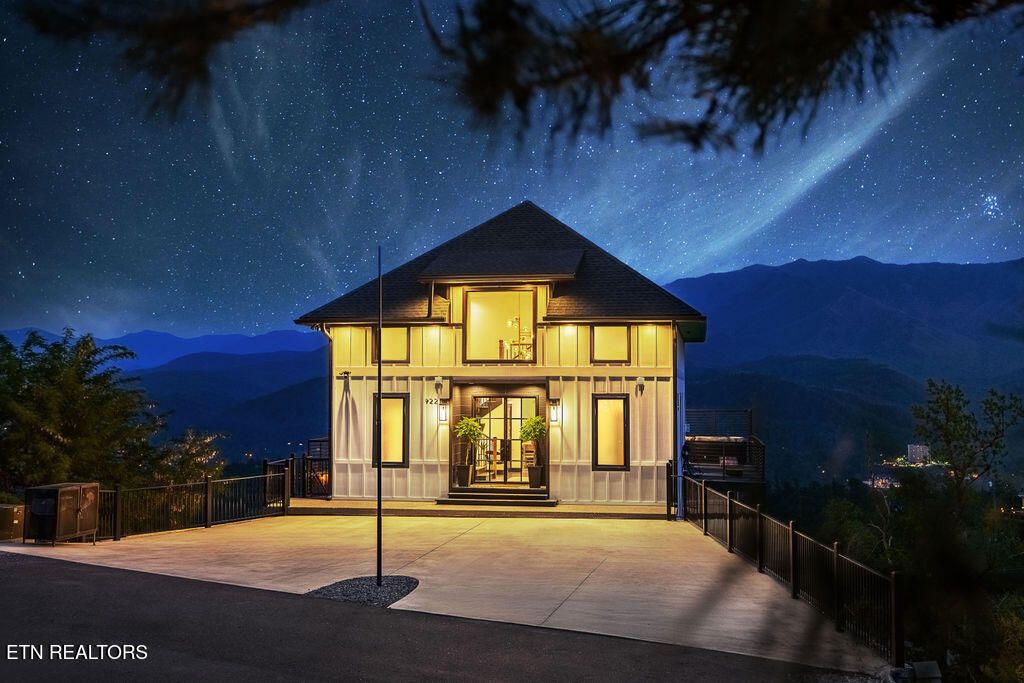 Photo of 922 Piney Butt Way, Gatlinburg, TN 37738 (MLS # 1328415)