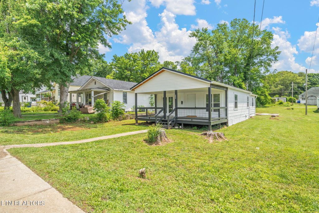 Photo of 328 N Chamberlain Ave, Rockwood, TN 37854 (MLS # 1304309)