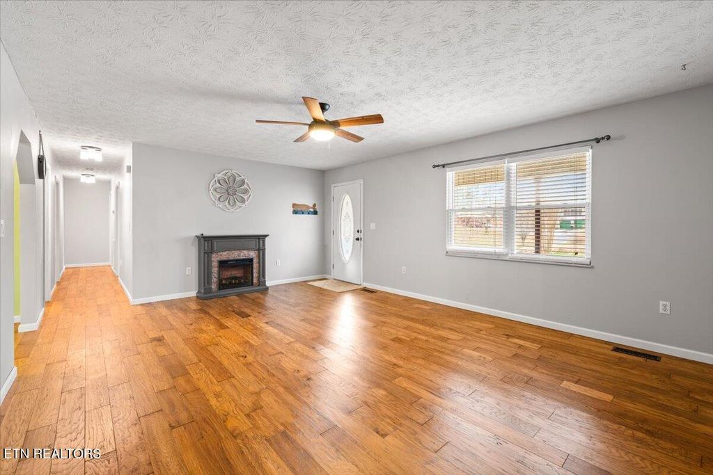 Photo of 451 Hollifield Drive, Jacksboro, TN 37757 (MLS # 1324490)