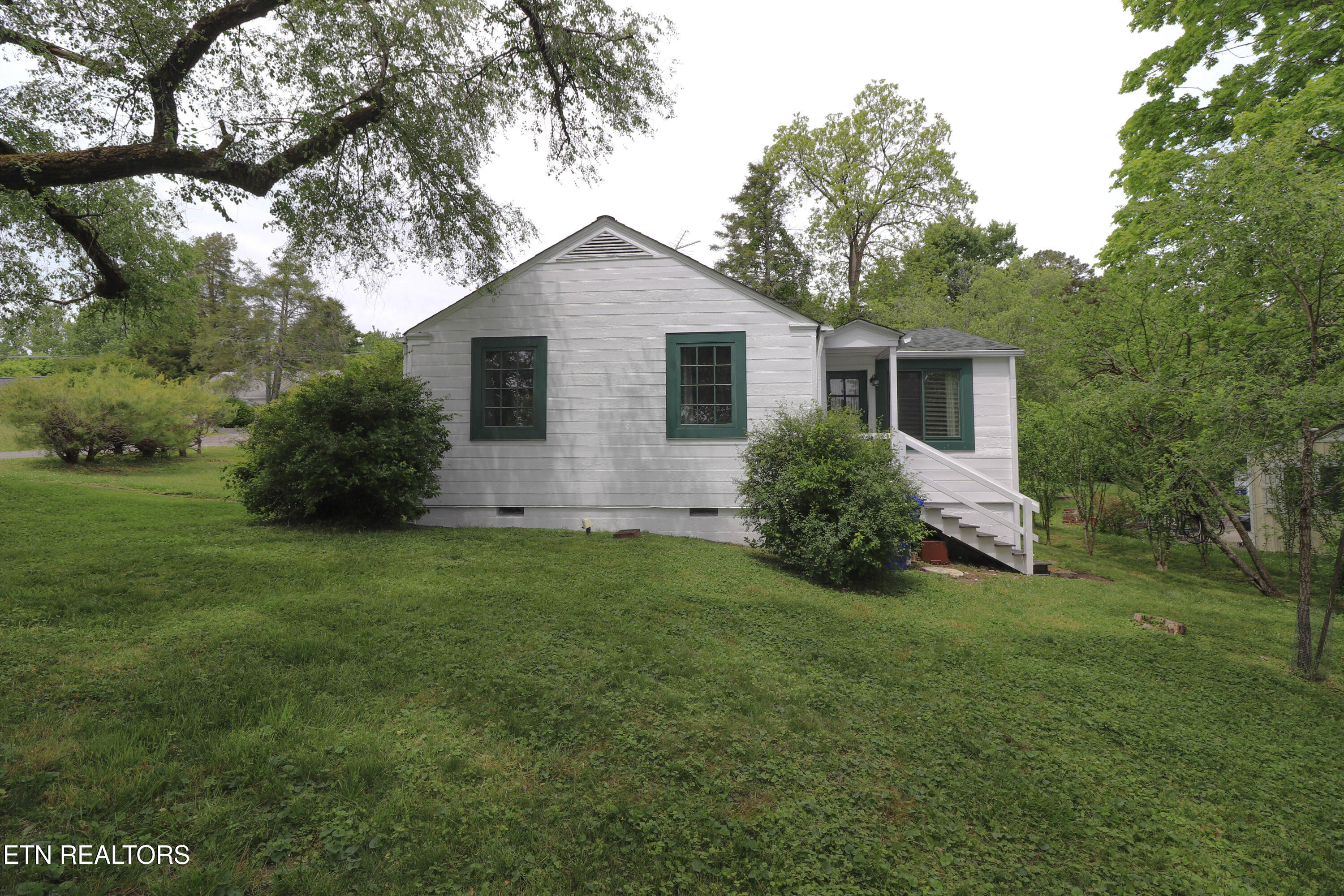 43 W Circle Rd