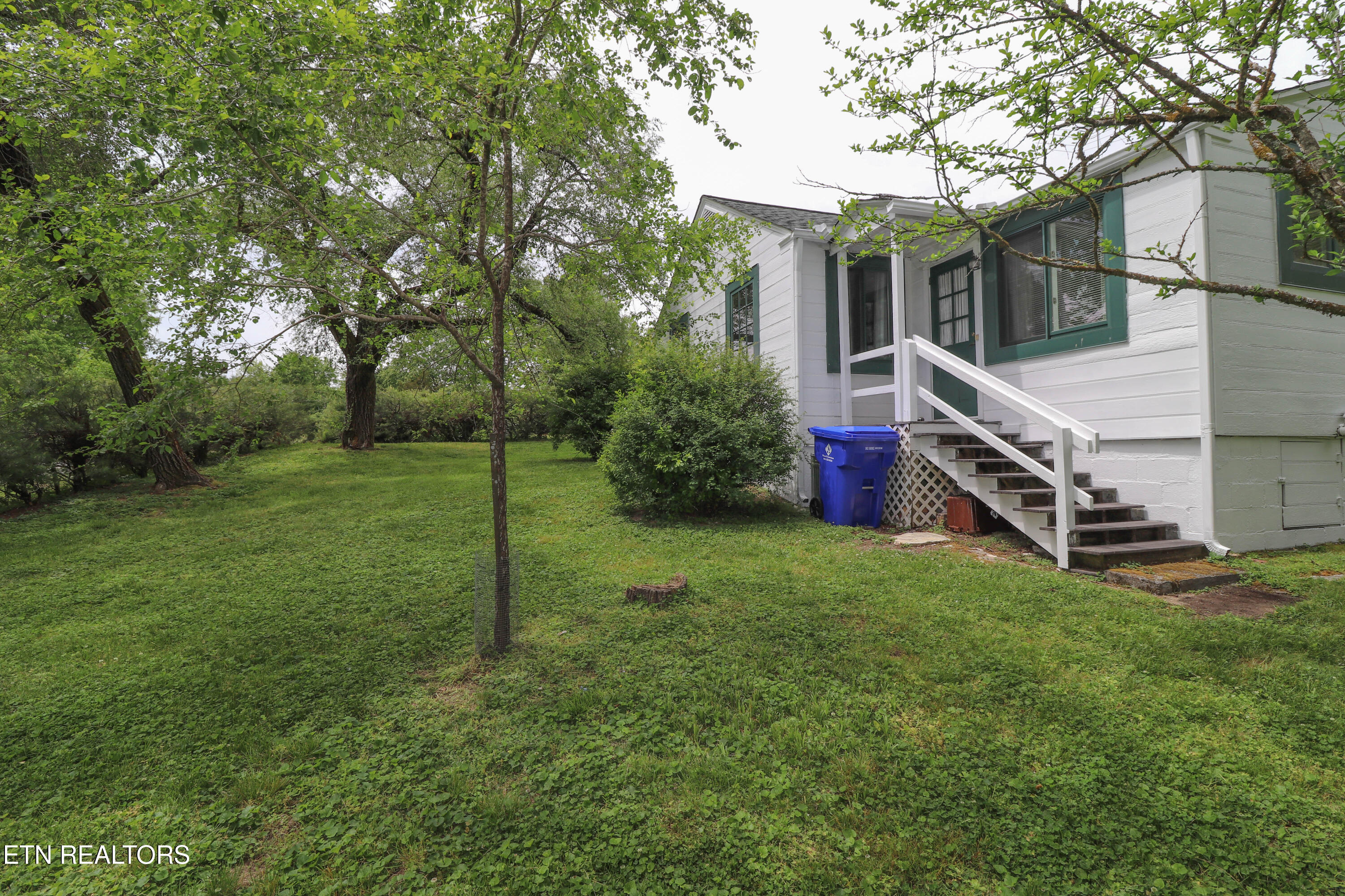 43 W Circle Rd
