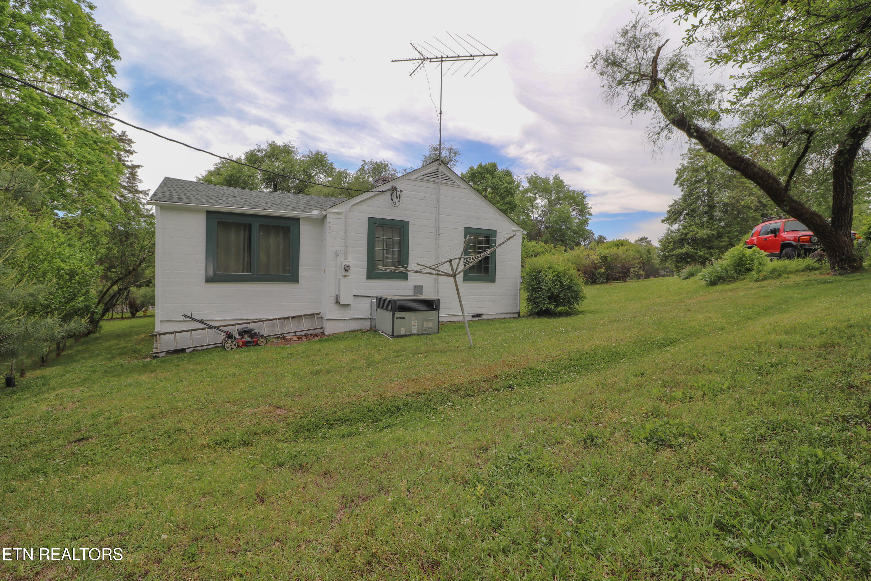 43 W Circle Rd
