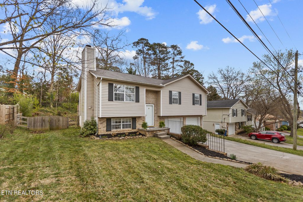Photo of 1428 Waynesboro Lane, Knoxville, TN 37923 (MLS # 1333708)