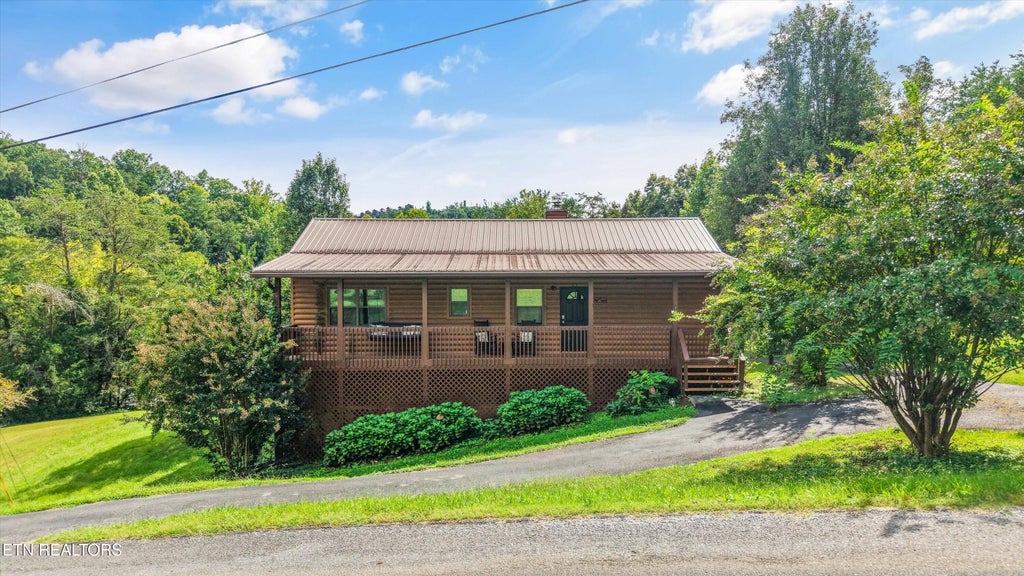Photo of 1417 Tiffany Cove Way, Sevierville, TN 37862 (MLS # 1356831)