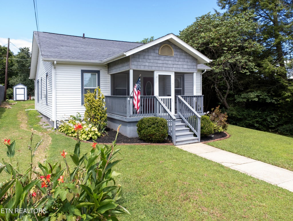 Photo of 804 McCaslin Ave, Sweetwater, TN 37874 (MLS # 1348626)