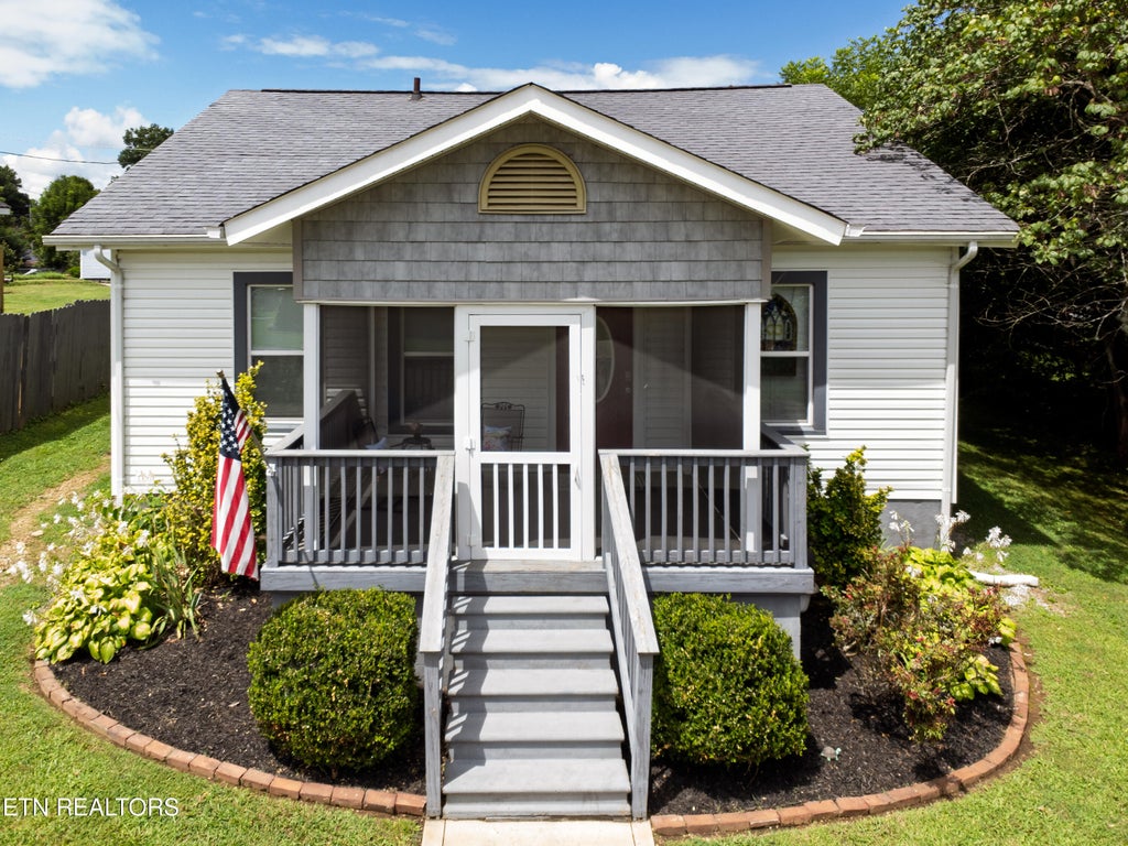 Photo of 804 McCaslin Ave, Sweetwater, TN 37874 (MLS # 1348626)