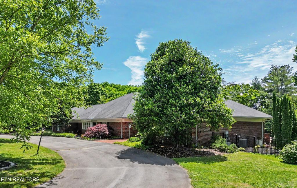 Photo of 1320 Dunbarton Drive, Maryville, TN 37803 (MLS # 1339512)