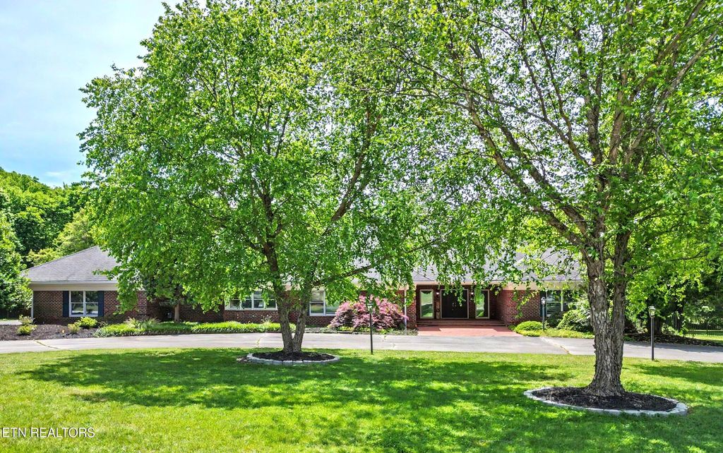 Photo of 1320 Dunbarton Drive, Maryville, TN 37803 (MLS # 1339512)