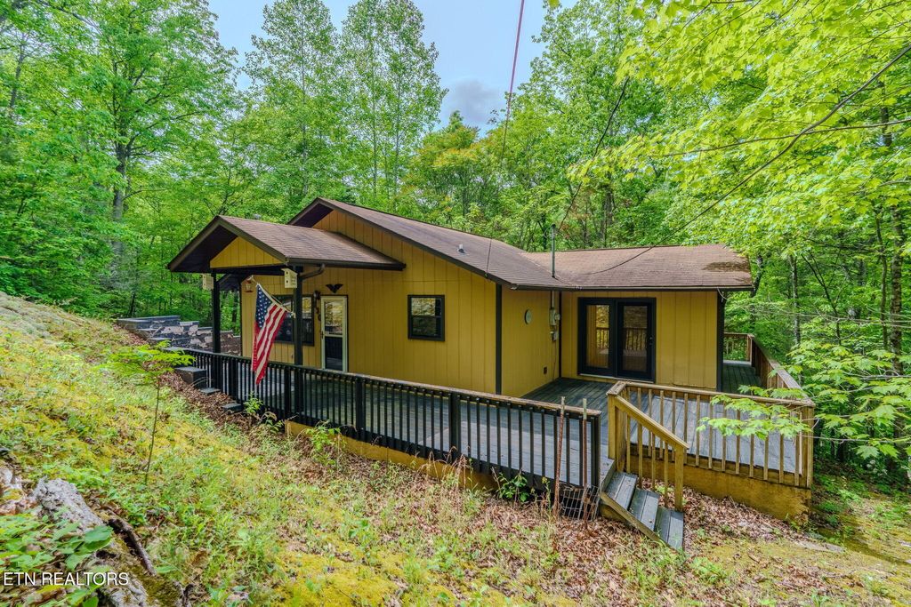 Photo of 630 Pinemont Drive, Pigeon Forge, TN 37863 (MLS # 1339095)