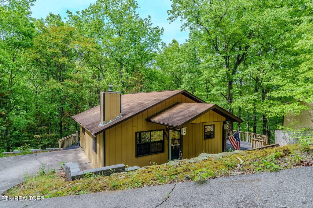 Photo of 630 Pinemont Drive, Pigeon Forge, TN 37863 (MLS # 1339095)