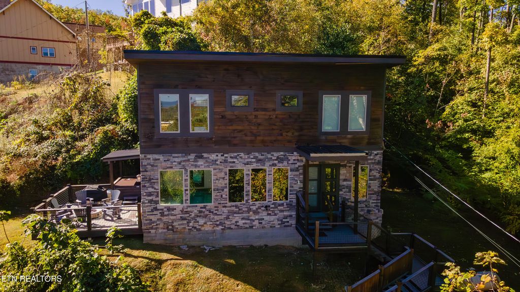 Photo of 869 Chestnut Drive, Gatlinburg, TN 37738 (MLS # 1320128)