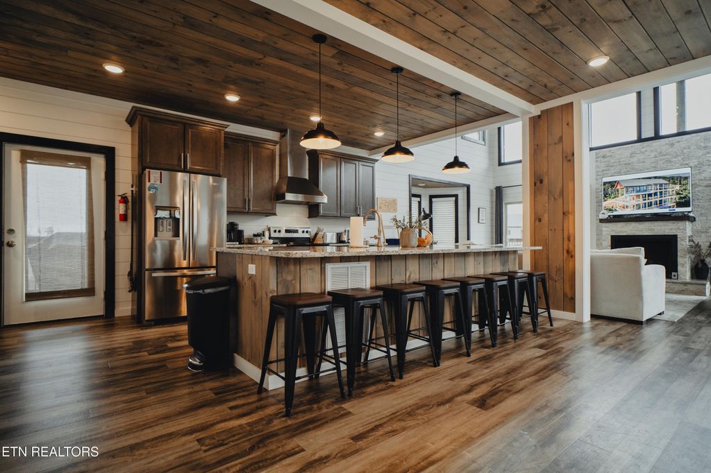 Photo of 633 Pinecrest Drive, Gatlinburg, TN 37738 (MLS # 1332959)