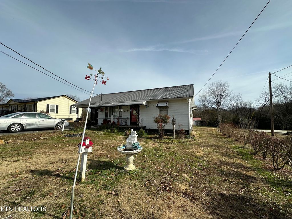 Photo of 404 Greenwood Circle, Madisonville, TN 37354 (MLS # 1284863)