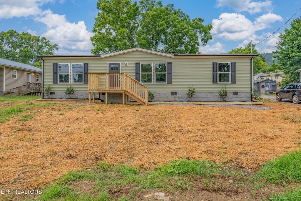 Photo of 505 E Hemlock St, LaFollette, TN 37766 (MLS # 1310372)