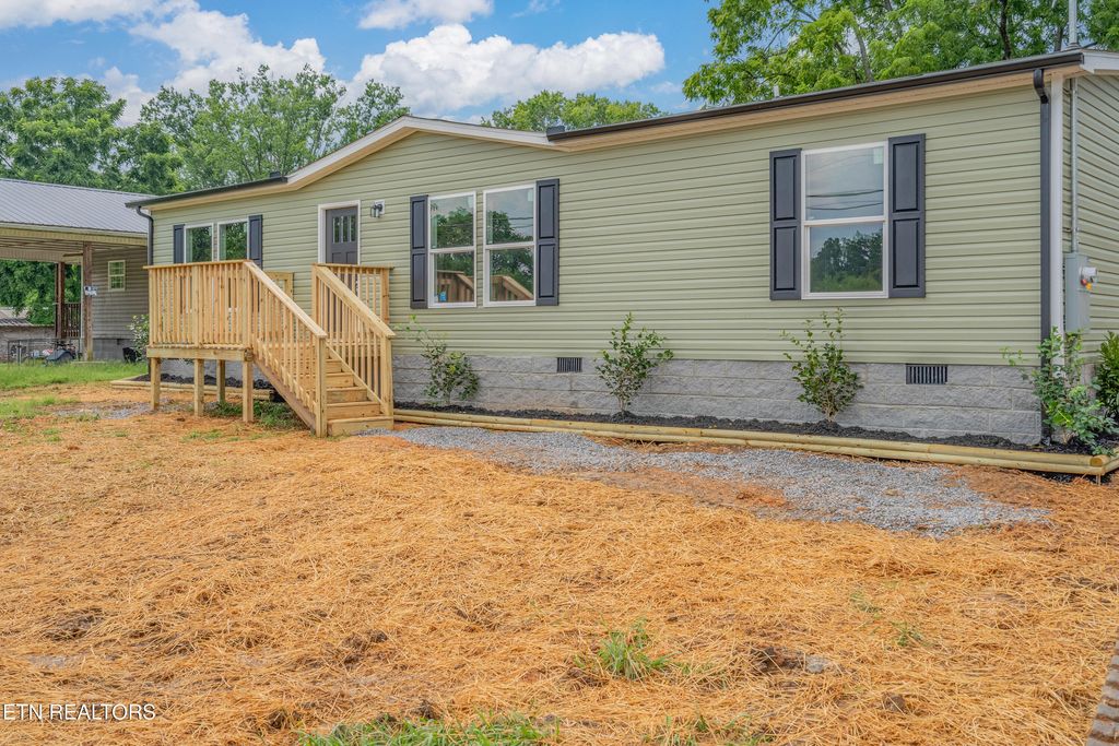Photo of 505 E Hemlock St, LaFollette, TN 37766 (MLS # 1310372)