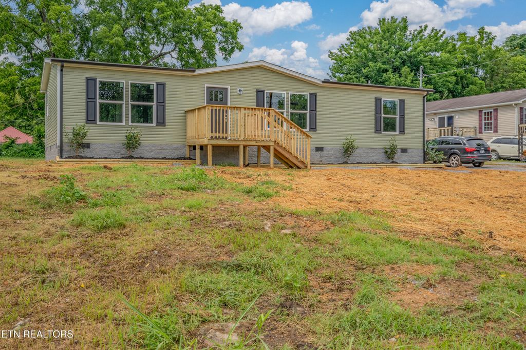 Photo of 505 E Hemlock St, LaFollette, TN 37766 (MLS # 1310372)
