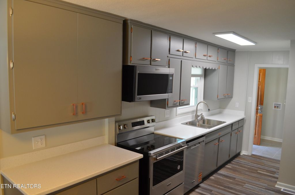 Photo of 106 Cedar Lane, Oak Ridge, TN 37830 (MLS # 1322901)