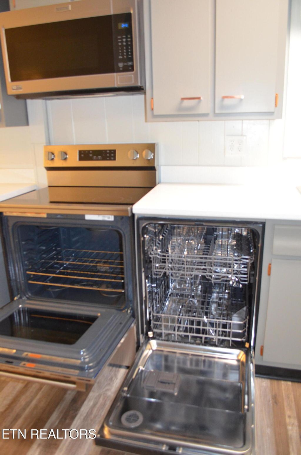 Photo of 106 Cedar Lane, Oak Ridge, TN 37830 (MLS # 1322901)