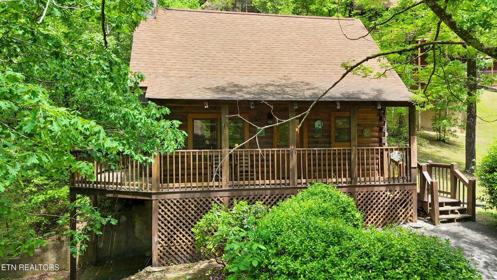 Photo of 709 Grey Hawk Way, Pigeon Forge, TN 37863 (MLS # 1291112)