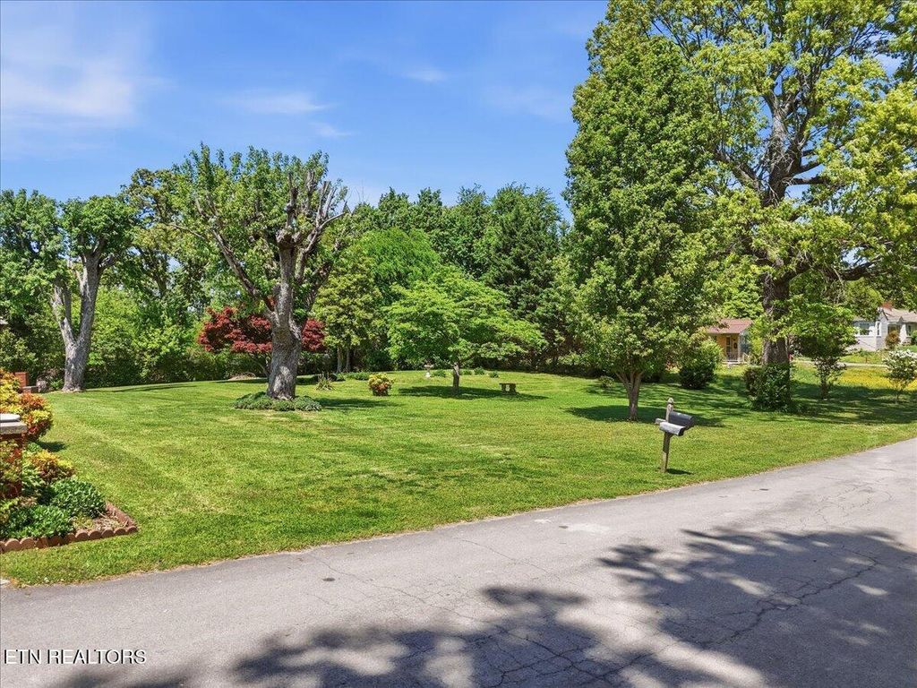 Photo of 2927 Shady Lane, Maryville, TN 37803 (MLS # 1337940)