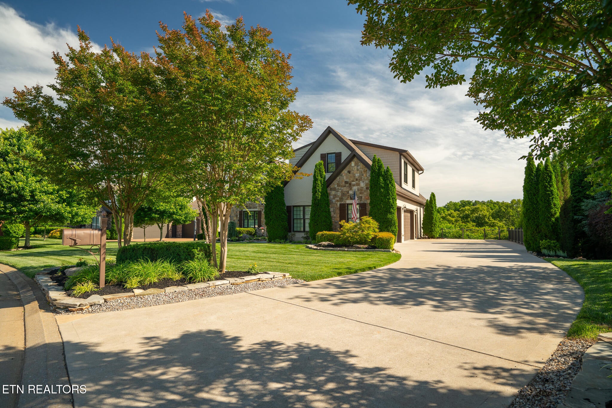 Behind the private gates of The Summit at Choto, this nearly 6,000 sq/ – image 6