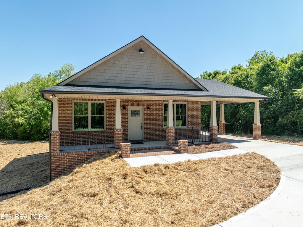 Photo of 407 S Farnum St, Friendsville, TN 37737 (MLS # 1260264)