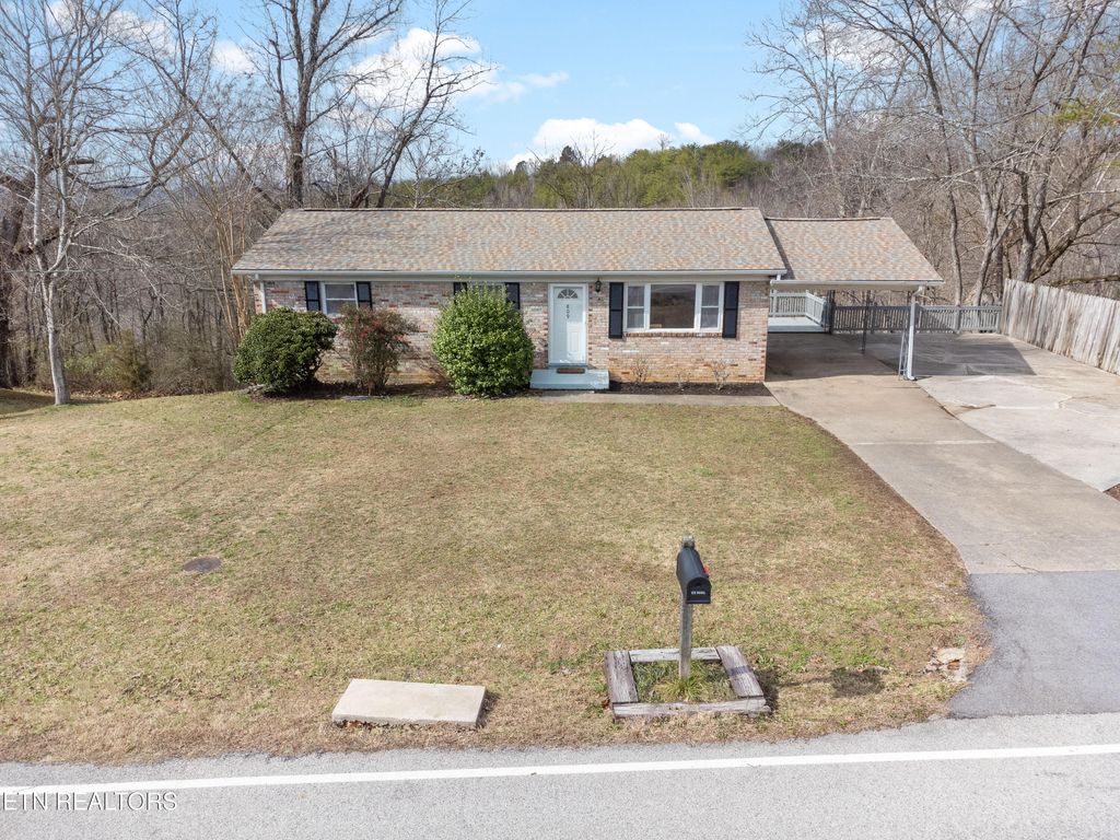 Photo of 809 W Ridgecrest Drive, Kingston, TN 37763 (MLS # 1331104)