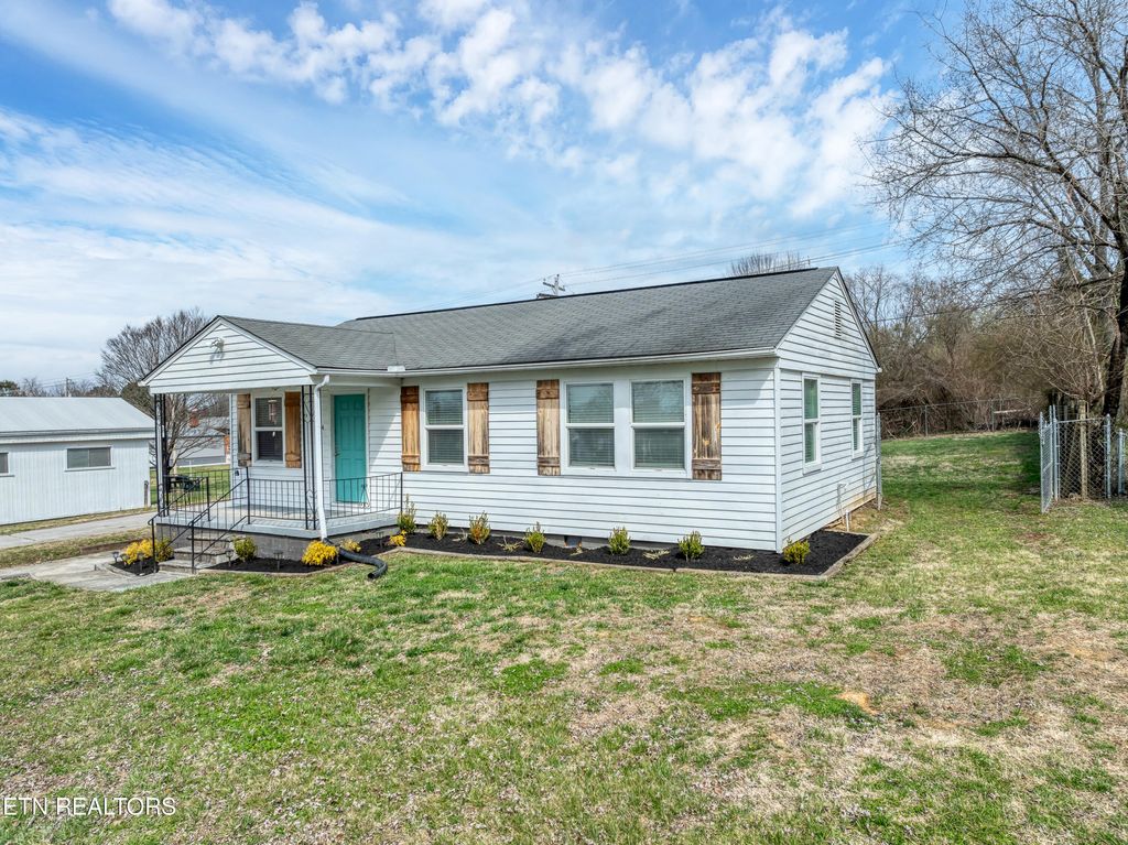 Photo of 304 Norris Ave, Maryville, TN 37804 (MLS # 1331432)