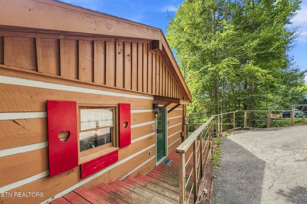 Photo of 942 Vixen Run, Gatlinburg, TN 37738 (MLS # 1353591)