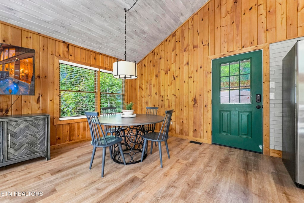 Photo of 942 Vixen Run, Gatlinburg, TN 37738 (MLS # 1353591)