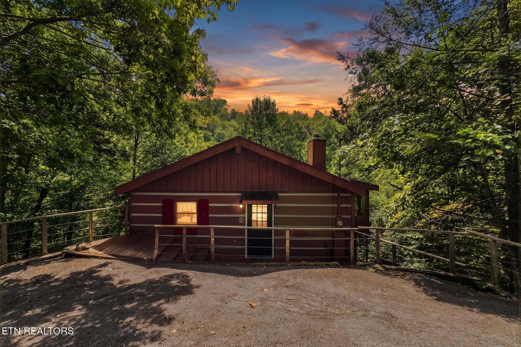 Photo of 942 Vixen Run, Gatlinburg, TN 37738 (MLS # 1353591)