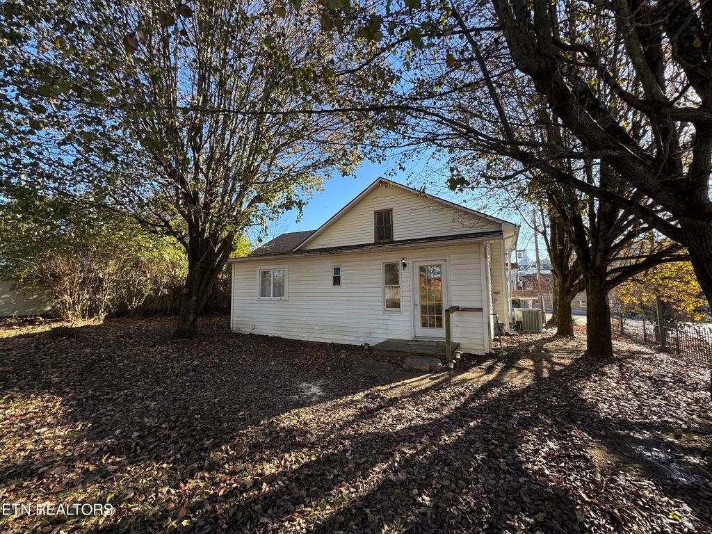 Photo of 135 N Kentucky St, Kingston, TN 37763 (MLS # 1325510)