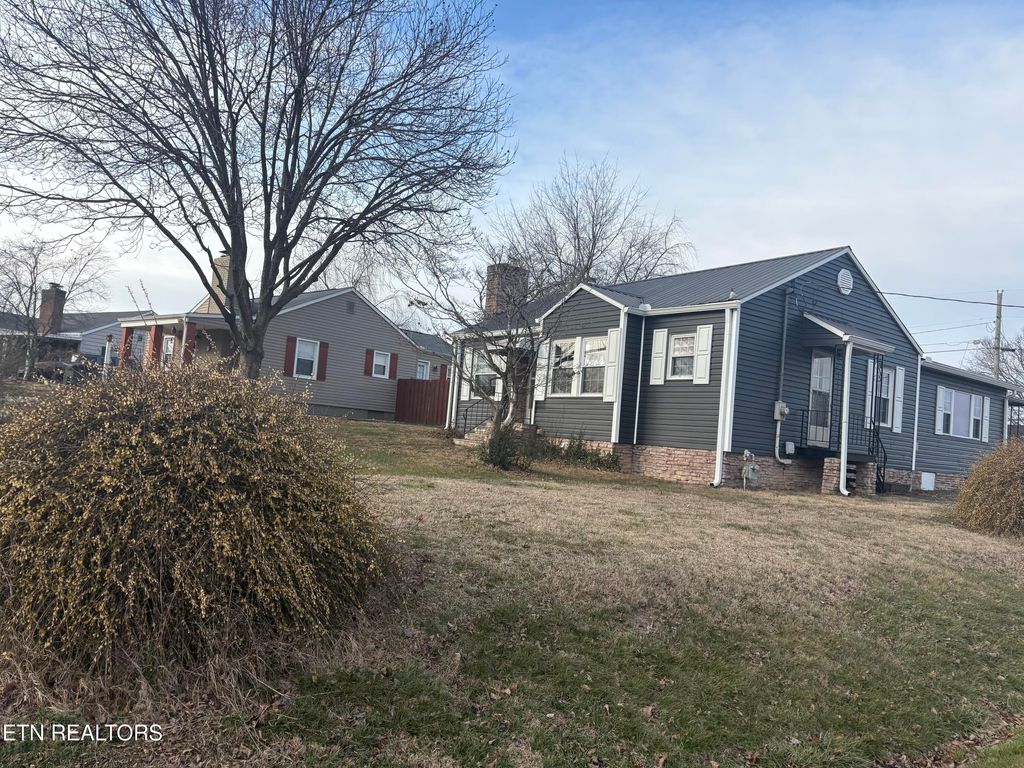 Photo of 332 Henderson St, Maryville, TN 37804 (MLS # 1327936)